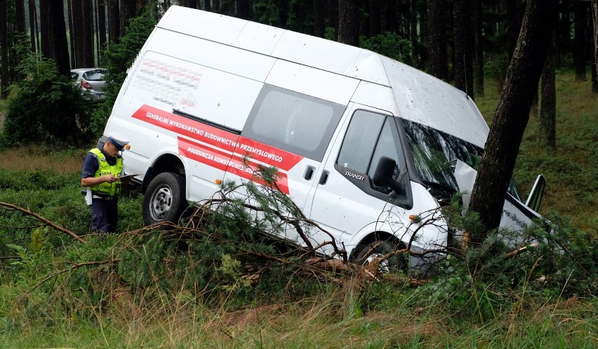 Bus wypadł z "berlinki" i uderzył w drzewo. Ranne cztery osoby. Droga krajowa 22 Chojnice - Czersk zablokowana