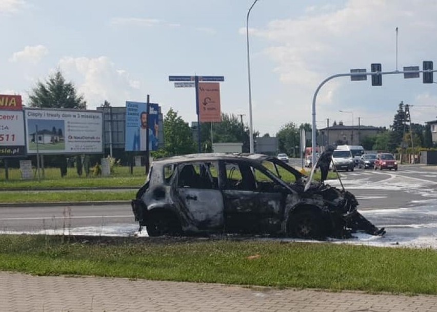 Osobowe renault spłonęło doszczętnie.