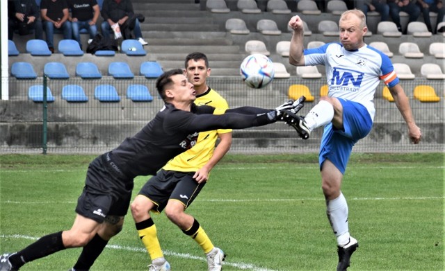 V liga piłkarska, grupa zachodnia: MKS Trzebinia - Sokół Kocmyrzów 1:2. Na zdjęciu: Mateusz Hałat (Sokół Kocmyrzów) przegrywa pojedynek z bramkarzem trzebinian - Tomaszem Wróblem.