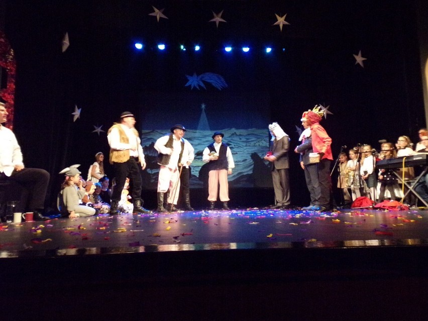 „Cudowna opowieść” ZPWP w Sieradzu. Spektakl z udziałem dzieci i rodziców był prezentem dla...