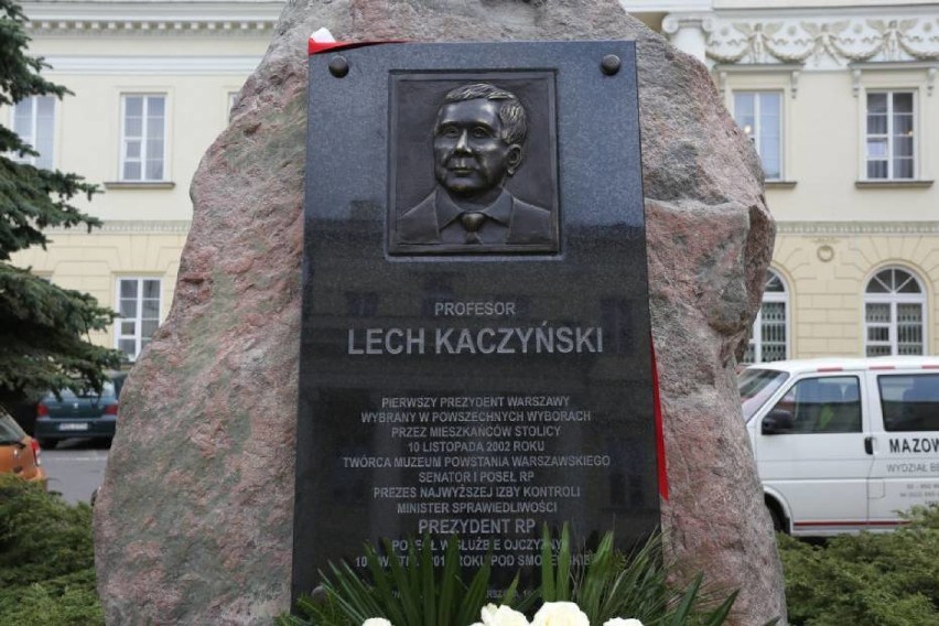 W Warszawie powstaną dwa pomniki smoleńskie. "Mają być...