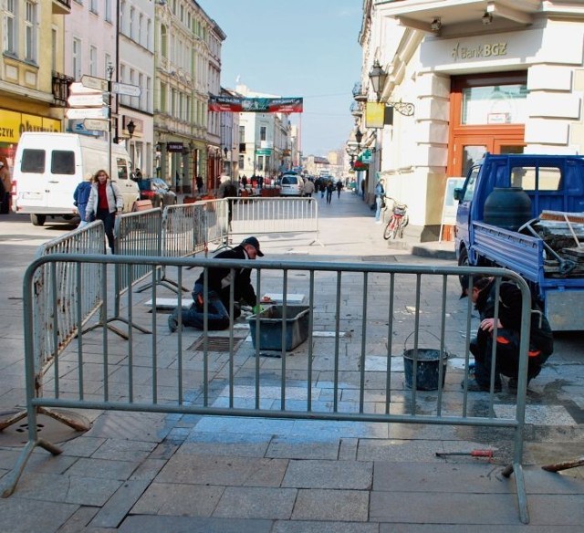 Na ulicy Słowiańskiej trwają prace, bo trzeba wymienić najbardziej spękane płyty