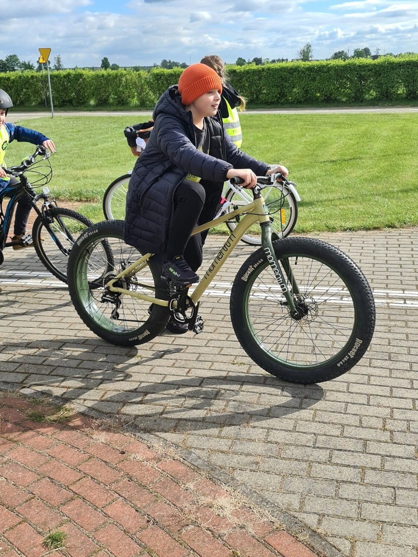 Gmina Czermin. Uczniowie Zespołu Szkół w Broniszewicach egzamin na kartę rowerową zdawali pod okiem policjantów