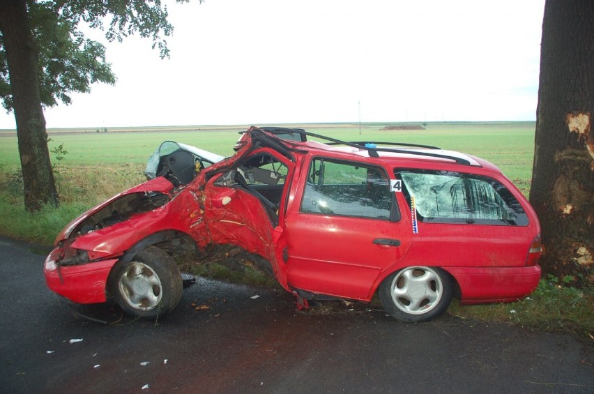 Wypadek na drodze ze Starego Bojanowa do Spławia. Kierowca nie miał uprawnień do prowadzenia auta, policja znalazła przy nim narkotyki 