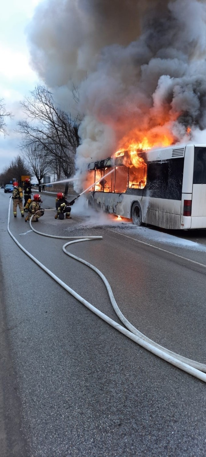 Pożar autobusu na alei Niepodległości w Skarżysku. Pasażerowie w porę uciekli. Zobacz zdjęcia i wideo 