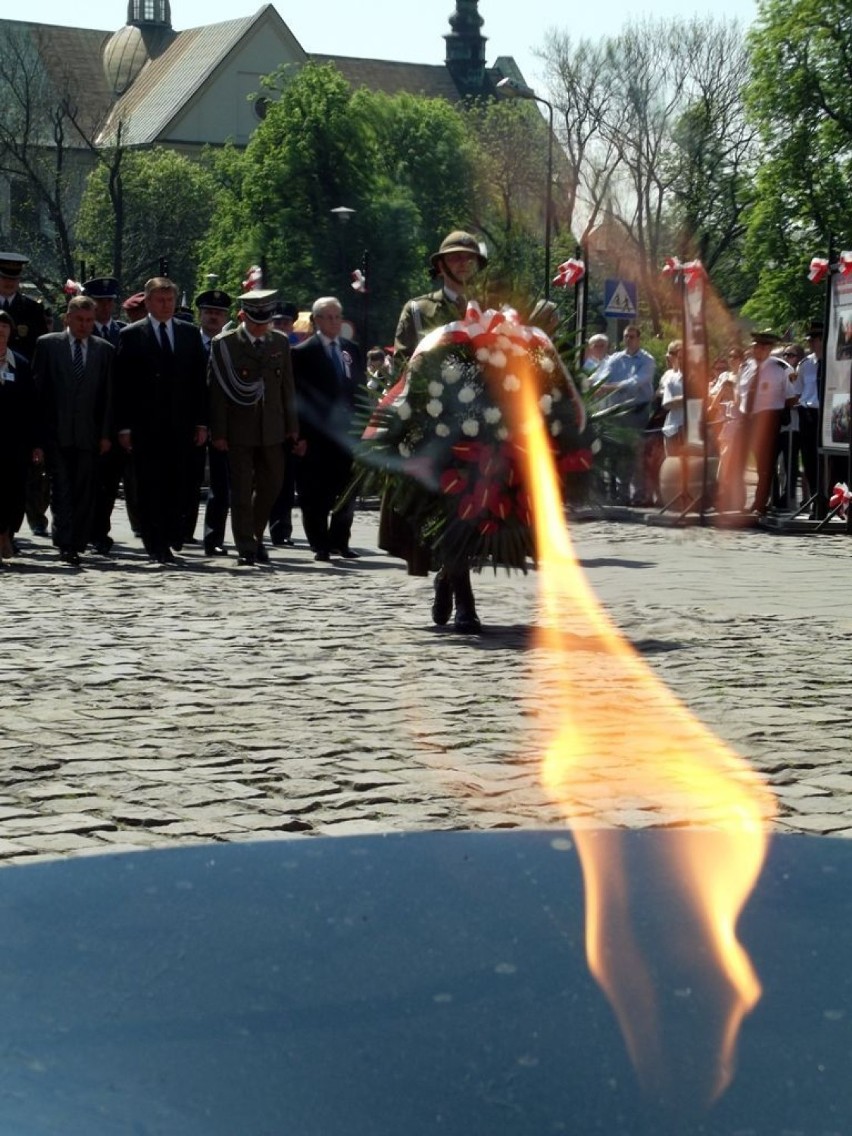 Złożenie wieńców przez władze samorządowe pod Krzyżem...