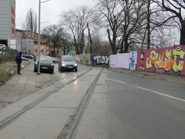 Dawna bocznica kolejowa już nie istnieje, ale część torów na ulicy Tadeusza Mazowieckiego pozostała.