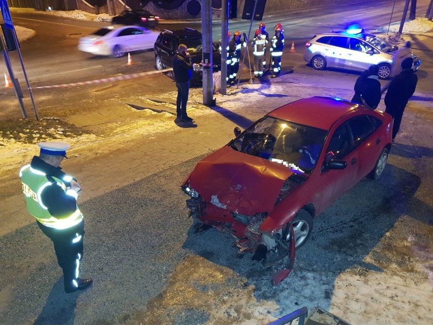 Wieczorna kolizja na skrzyżowaniu w Kielcach. Zderzyły się mazda i hyundai