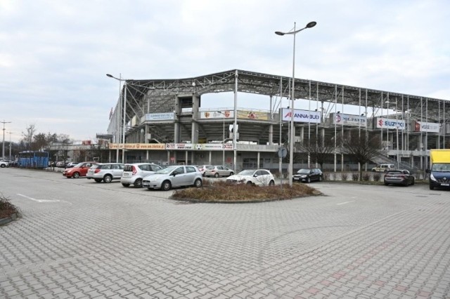 Parking przed stadionem piłkarskim przy ulicy Ściegiennego, na którym mecze rozgrywa Korona Kielc nie będzie już bezpłatny dla wszystkich kierowców.