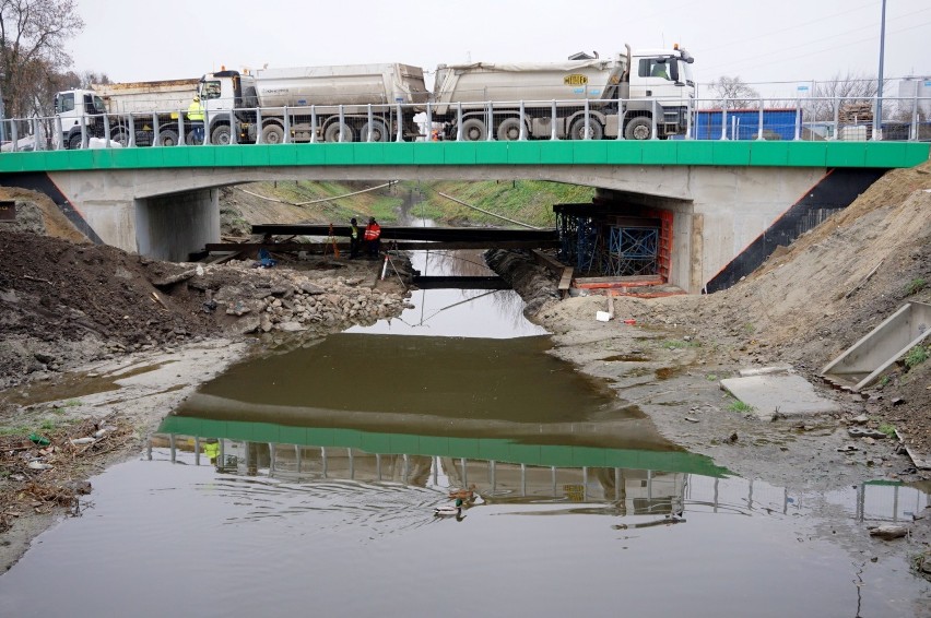 Most na Pawiej wytrzymał. Do testu obciążeniowego użyto ciężarówek o wadze 128 ton. Zobacz zdjęcia