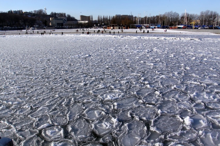 Gdynia: Flesz z przeszłości. 24.01.2010. Siarczysty mróz i zamarznięte morze w Śródmieściu!