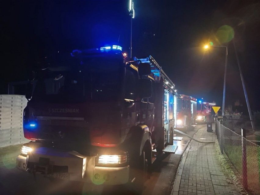 Pożar w stolarni w Grodzisku. Do gaszenia ognia w gminie Osieczna wyjechało kilka wozów strażackich