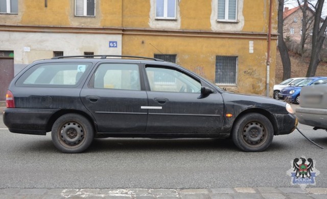 22-latek, który mimo sądowego zakazu prowadził samochód i uderzył nim w nieoznakowany radiowóz policji, ma na koncie również włamania i kradzieże