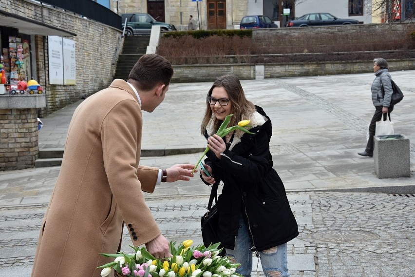 Gorlice. Dzień Kobiet. Panie w Gorlicach dostały kwiaty od burmistrza