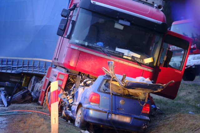 Dzisiaj (10.01) w godzinach popołudniowych w Małej Nieszawce pod Toruniem doszło do śmiertelnego wypadku drogowego. W wyniku zderzenia samochodu osobowego z ciężarówką zginęła jedna osoba.

Droga krajowa nr 15 całkowicie zablokowana. Na miejscu również ZRM i Policja.

Komunikat KW PSP w Toruniu:

"Mała Nieszawka, droga krajowa nr 15, pow. toruński. Zderzenie samochodu osobowego z ciężarowym.
Godz. 13.49 - Mała Nieszawka, droga krajowa nr 15, pow. toruński. Zderzenie samochodu osobowego z ciężarowym. W wyniku zdarzenia śmierć na miejscu poniósł kierowca sam. osobowego (mężczyzna ok 45lat). Droga całkowicie zablokowana. Na miejscu również ZRM i Policja."
 
Tragiczny wypadek w Małej Nieszawce na DK nr 15. Pod Toruniem zginęła jedna osoba [ZDJĘCIA]