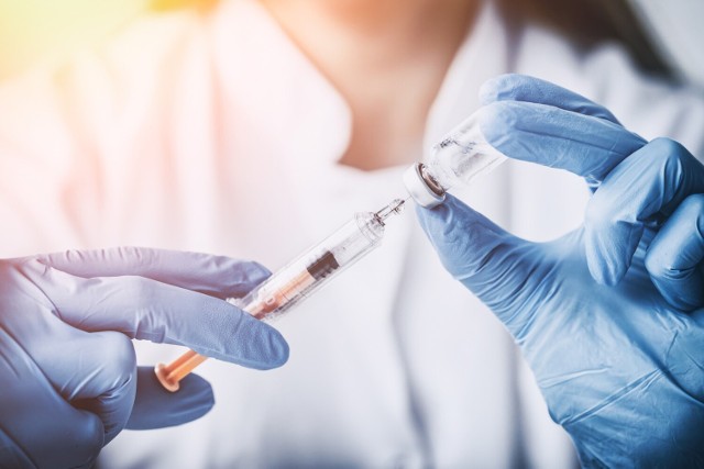 Nowe szczepionki biwalentne mają być podawane w postaci tzw. boostera, czyli dawki przypominającej – trzeciej lub czwartej po pierwszym szczepieniu przeciwko COVID-19.