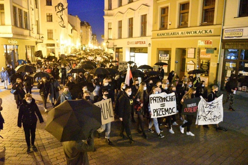 Czarny Protest w Toruniu! W piątkowy wieczór na toruńskiej...