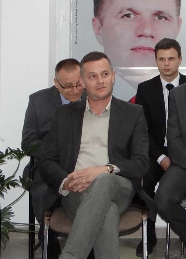 Tomasz Dudek (na pierwszym planie) podczas konferencji prasowej KWW Pawła Okrasy w październiku 2014 r.