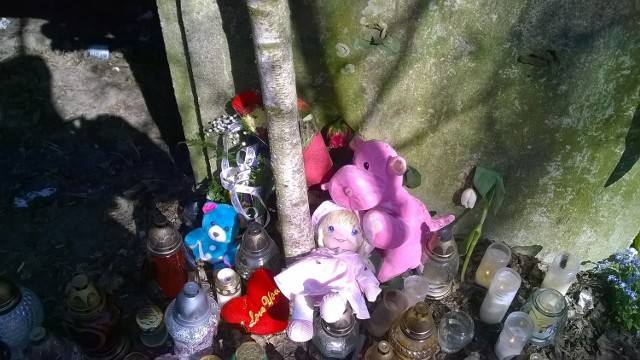 W parku w Brzeźnie, gdzie znaleziono ciało Milenki, przybywa krzyży i zniczy. Ludzie przynoszą też maskotki.