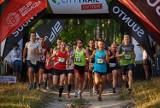 Biegacze rywalizowali w zawodach City Trail On Tour nad Zalewem Zemborzyckim. Zobacz zdjęcia