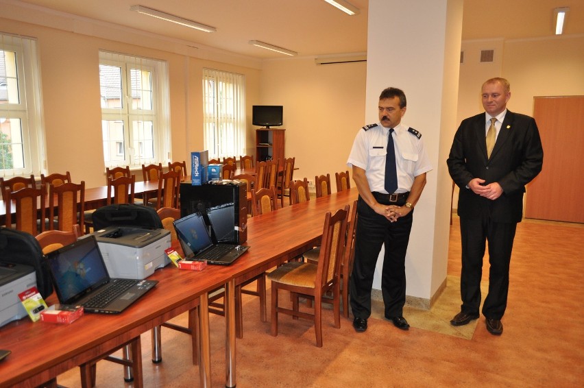 Policja otrzymała komputery warte 12 tys. zł. To podarunek od bytowskiego starostwa