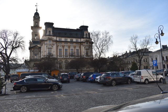 Z parkingu na płycie Rynku korzystają nie tylko ci, którzy chcą coś załatwić w urzędzie. W pobliżu jest kilka sklepów i restauracji