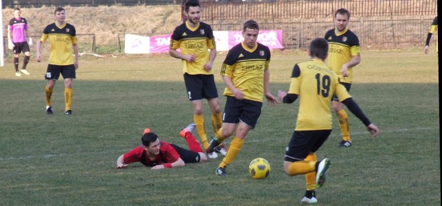 Piłkarze Górnika Libiąż (żółte koszulki) po udanym początku wiosny w IV lidze małopolskiej, ostatnio popadli w dołek.