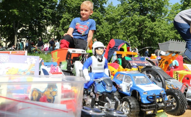 Nathaniel Wach wziął udział w w wyprzedaży garażowej, przyniósł mnóstwo swoich zabawek