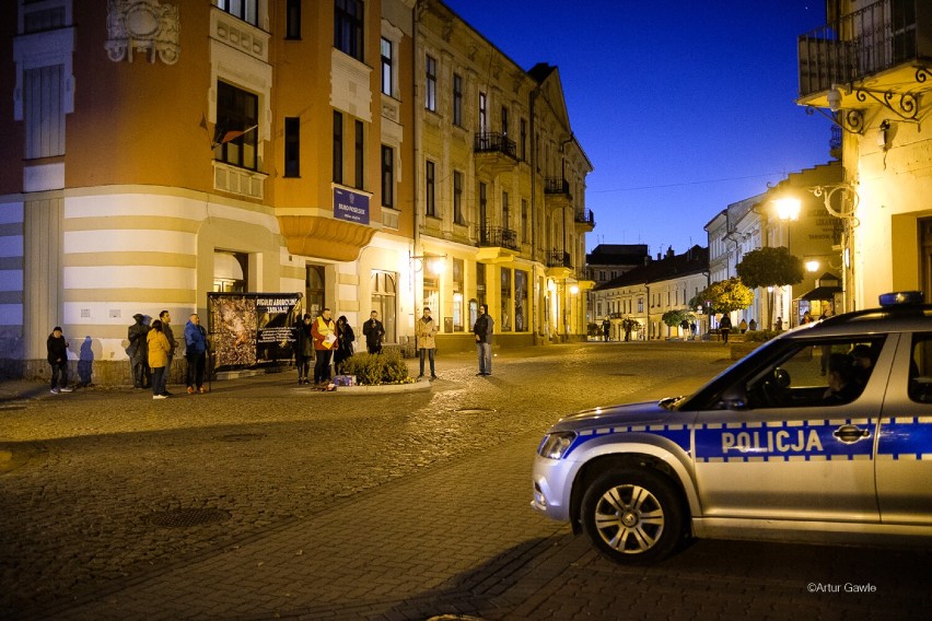 Tarnów. Pikieta Strajku Kobiet kontra Publiczny Różaniec na ulicy Wałowej. Tłumów nie było [ZDJĘCIA]