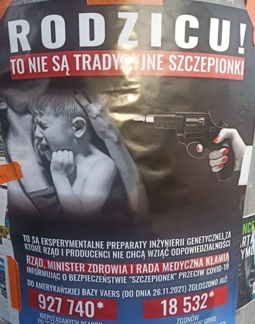 W Siemianowicach Śląskich pojawiły się plakaty antyszczepionkowe. "Uważam, że jest to skandaliczne" - podkreśla poseł Michał Gramatyka