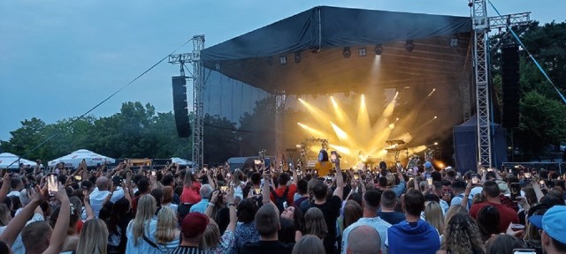 Koncert Sanah przyciągnął tysiące ludzi do Ślesina