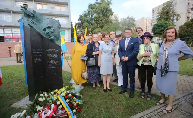 Płaskorzeźbę Tadeusza Kijonki w Galerii Artystycznej na placu Grunwaldzkim odsłonięto podczas uroczystości, w których wzięli udział m.in. żona i córka Tadeusza Kijonki, prezydent miasta, dyrekcja oraz pracownicy Opery Śląskiej i Teatru Śląskiego.