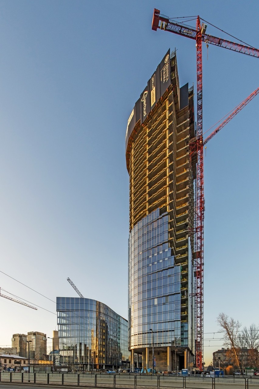 Mennica Legacy Tower. mBank wynajął prawie cały 140-metrowy wieżowiec. Supernowoczesny budynek sterowany smartfonem jest już na ukończeniu