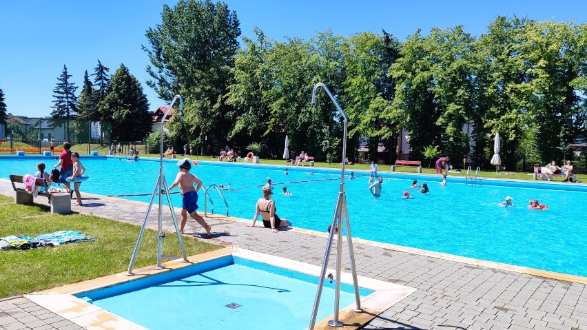 Ludzie szukają ochłody na basenie w Libiążu. Teraz będą mogli spędzać tam więcej czasu 