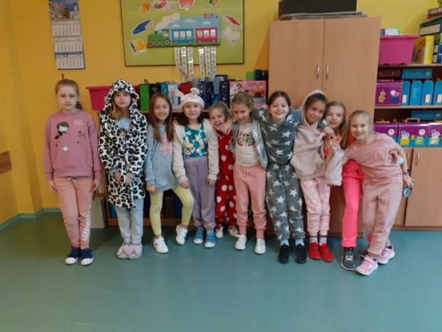 "Dzień pidżamowy" w SP nr 2 w Piotrkowie. Uczniowie chodzili po szkole w kapciach i szlafrokach