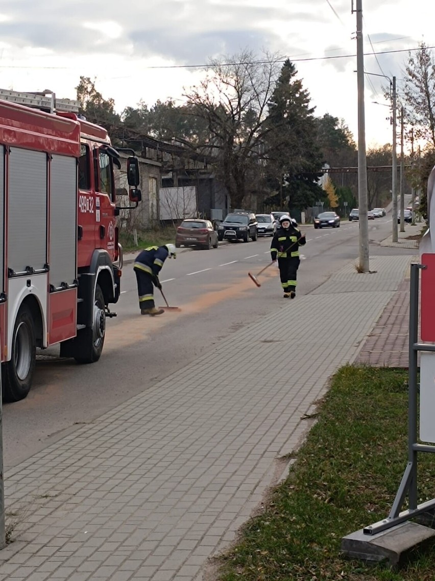 Plama oleju ciągnie się przez sześć ulic w Skarżysku. Strażacy apelują do kierowców