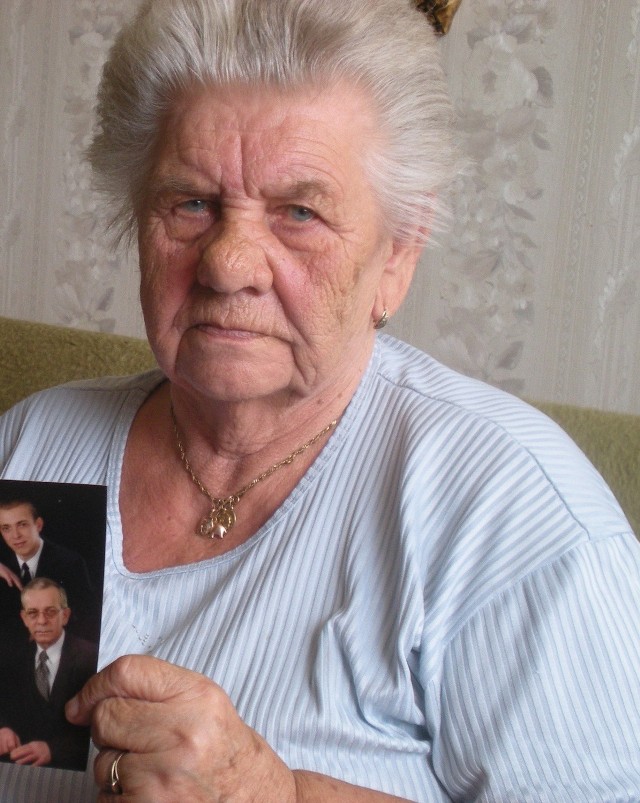 86-letnia Bronisława K. przekonuje, że śmierć Piotra K. to efekt tragicznego wypadku. Pokazuje nam fotografię, na której jest jej wnuk wraz ze swoim ojcem