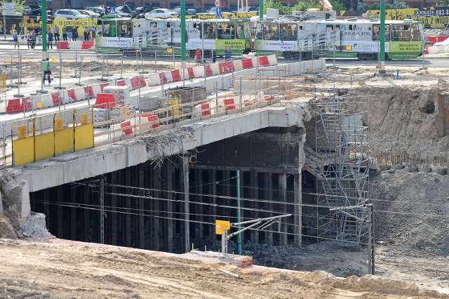 Przebudowa ronda Kaponiera wraz z modernizacją mostu Uniwersyteckiego ma kosztować 335 milionów złotych i zakończy się w grudniu 2015 roku.

Obecnie na samym moście trwają prace rozbiórkowe, a przy Kaponierze rozpoczęła się jego odbudowa.

Natomiast na brakującej części ul. Roosevelta kończą się roboty przy betonowaniu podziemnego parkingu. Na jego dachu, gdzie będzie jezdnia, w niektórych miejscach ułożono już nawet krawężniki. 

Wkrótce rozpocznie się też montaż wentylacji, klimatyzacji, ścian i sufitów na poziomach -1 i -2. Ciągle trwa remont przejścia podziemnego.

Jeszcze w tym roku przez most Uniwersytecki mają zacząć kursować tramwaje. Zaś samochody będą przejeżdżały drugą (odbudowaną) nitką od strony Jeżyc w Świętego Marcina. Robotnicy przeniosą się wówczas na fragment mostu od strony dworca PKP. 

ZOBACZ WIĘCEJ:
Rondo Kaponiera Poznań: Trwa wielki remont

SPRAWDŹ:
Rondo Kaponiera - Zajrzyj pod ziemię [ZDJĘCIA]