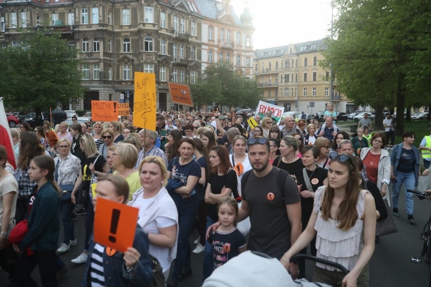 Manifestacja w Szczecinie. Nauczyciele przeszli ulicami miasta [ZDJĘCIA, WIDEO]