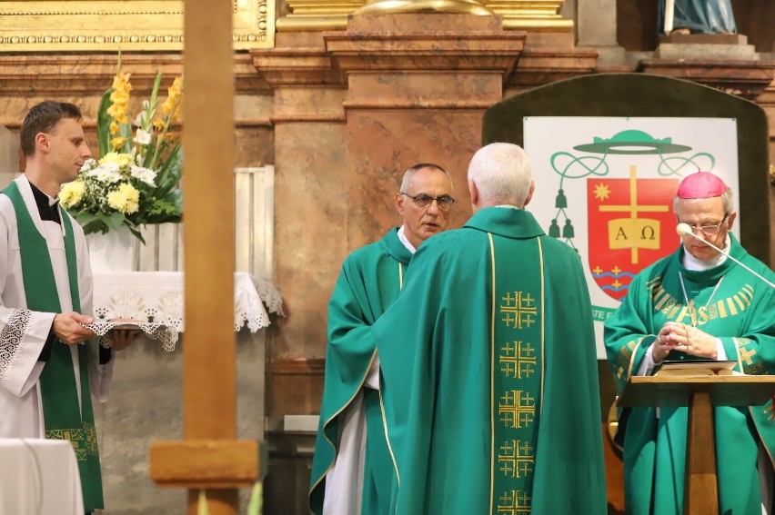 Ważna uroczystość w parafii świętego Wojciecha w Kielcach. Ksiądz Mirosław Cisowski objął funkcję proboszcza. Było wielu kapłanów i wiernych