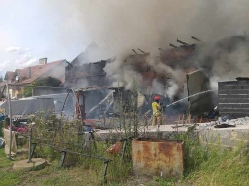 Potężny pożar w Pietrowicach Małych pod Wrocławiem. Magazyny z odzieżą w ogniu (ZOBACZ ZDJĘCIA)