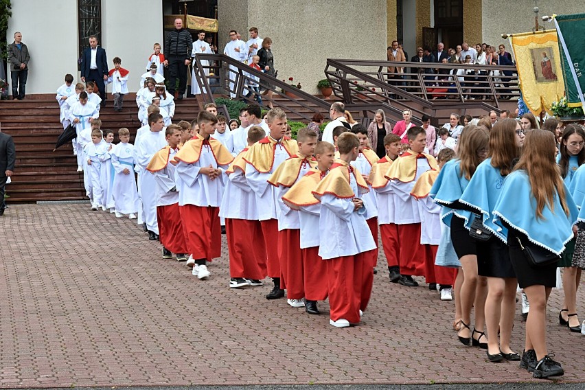 Uczestniczyły w niej dzieci komunijne, maluchy sypiące...