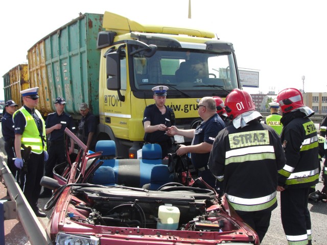 Po przyjeździe zastępów na miejsce zdarzenia zastano wypadek drogowy samochodu osobowego Fiat Uno z samochodem ciężarowym Mercedes Actros należącym do firmy zajmującej się obrotem złomu.

Śmiertelny wypadek na ul. Struga w Szczecinie

Tragiczny wypadek w Szczecinie [ZDJĘCIA]