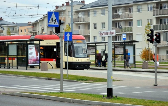 Podejrzewany o napastowanie seksualne nastolatka mężczyzna wysiadł z tramwaju w okolicach Łostowiciej i poszedł na przystanek „Wilanowska” .