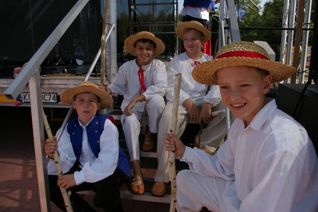 Na scenie króluje tradycja i folklor, na jarmarku - rękodzieło