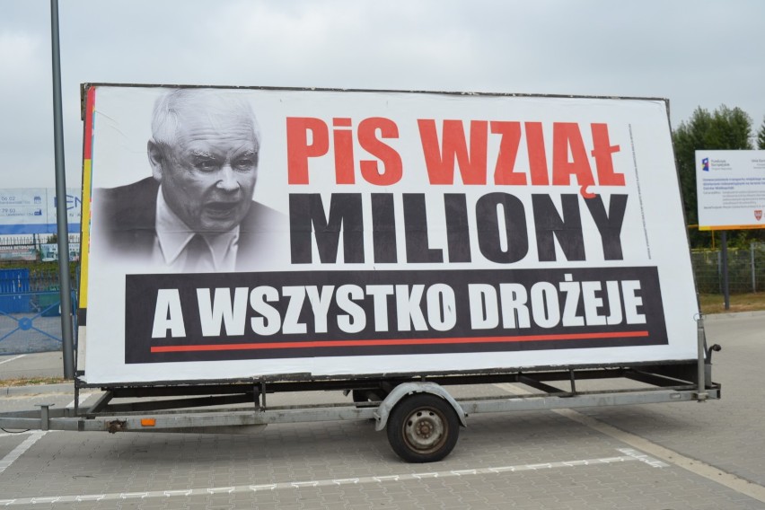 "PiS wziął miliony". Konwój wstydu w Ostrowie Wielkopolskim