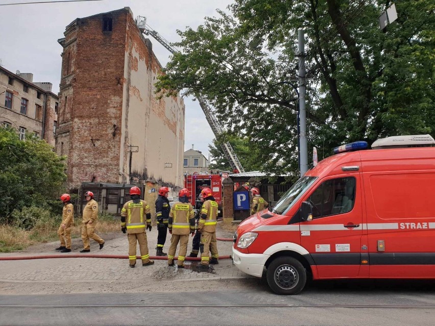 Pożar w kamienicy przy ul. Kilińskiego w Łodzi. 9 zastępów straży pożarnej w akcji ZDJĘCIA 