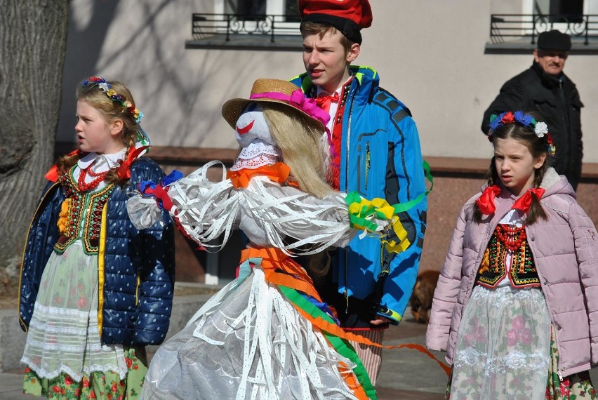 Na wolsztyńskim rynku przedszkolaki pożegnały zimę i...