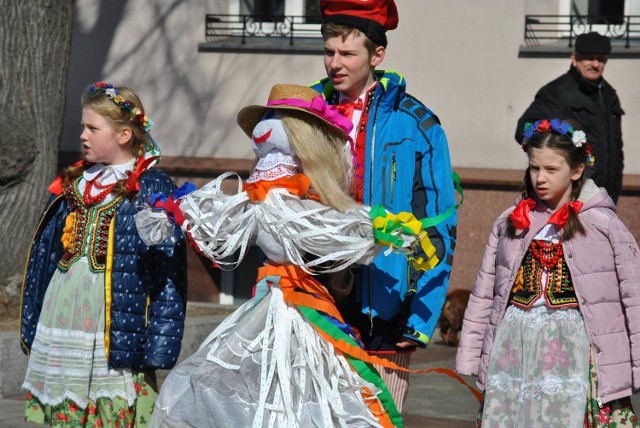 Na wolsztyńskim rynku przedszkolaki pożegnały zimę i przywitały wiosnę