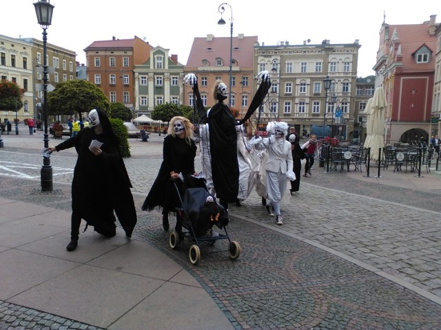 Rodzina Addamsów w Wałbrzychu wzbudzała niemałe zainteresowanie przechodniów